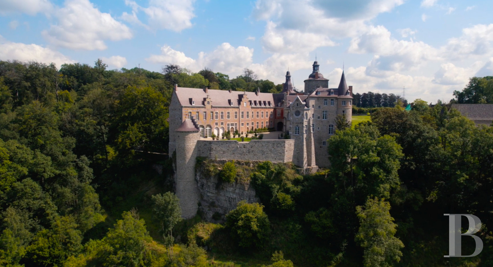 A chateau-fortress with a one hundred hectare estate in the county of Namur, to the south of Brussels in Belgium - photo  n°5